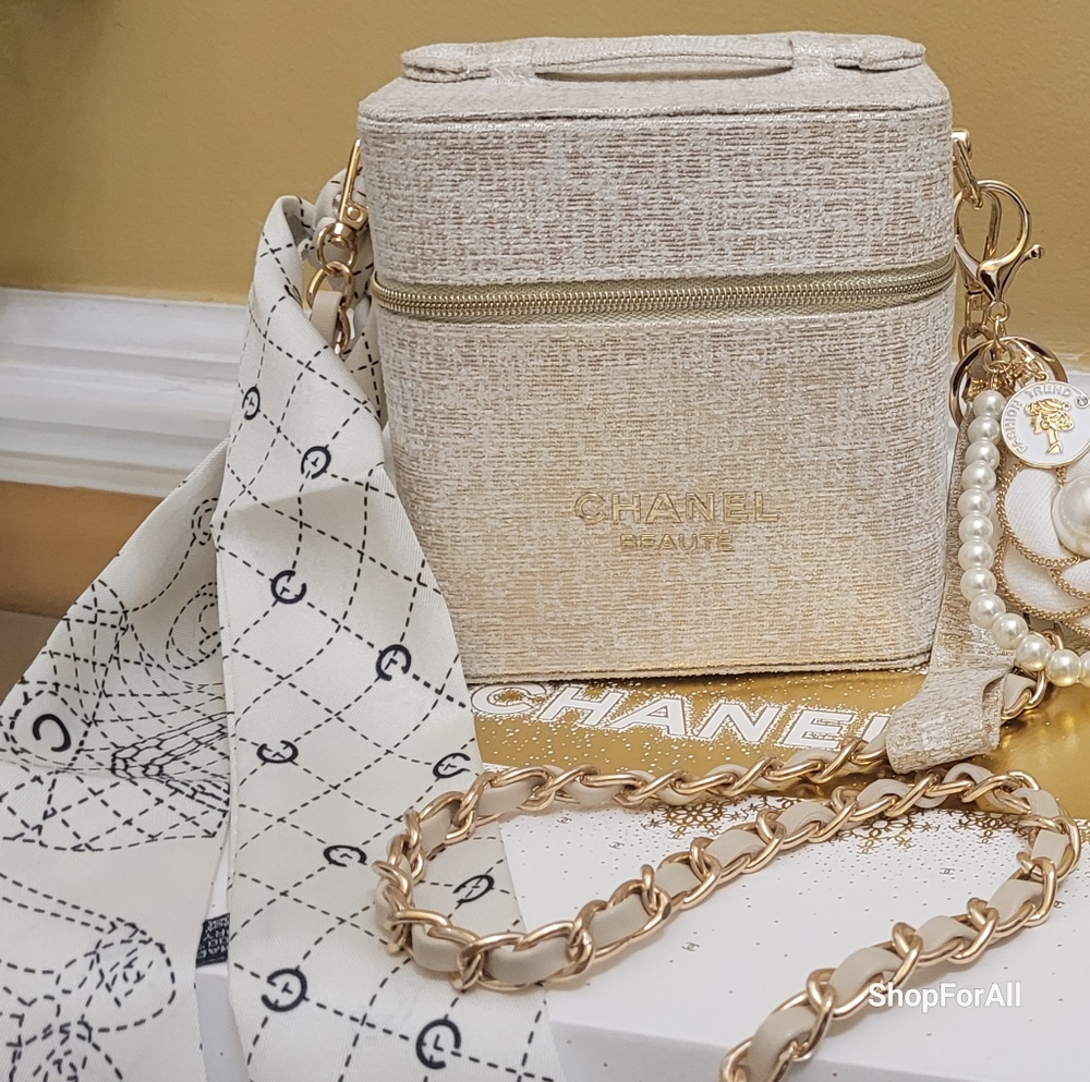 Chanel - Picture 7 of 16